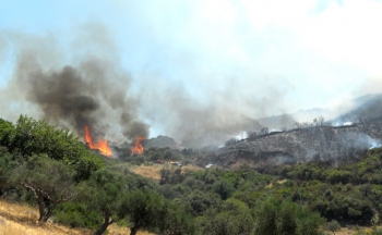 Σε εξέλιξη μεγάλη φωτιά στο Κακόρεμα από βανάκι που ανεφλέγη