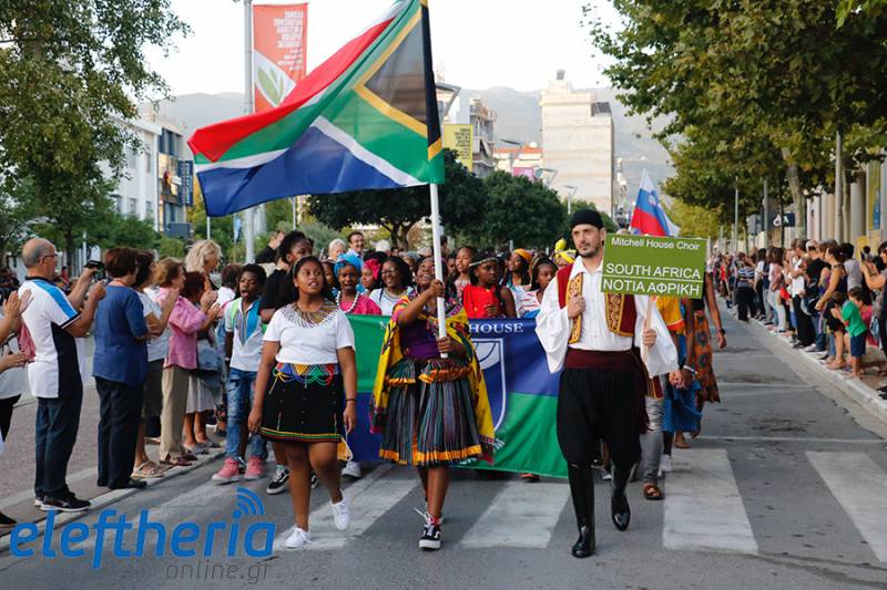 Γέμισε χρώματα και μουσική η Καλαμάτα με την παρέλαση του Διεθνούς Φεστιβάλ Χορωδιών (Βίντεο+φωτογραφίες)