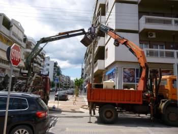 Ξηλώθηκαν οι κολόνες της ΔΕΗ στη Φαρών