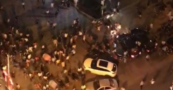 Κίνα: Αυτοκίνητο παρέσυρε κόσμο σε κατάμεστη πλατεία - 9 νεκροί και 46 τραυματίες (Βίντεο)