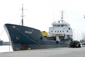 1.500 τόνοι ανακυκλώσιμα απορρίμματα σε φορτηγό πλοίο για να μεταφερθούν σε μονάδα επεξεργασίας στη Βόρεια Ελλάδα