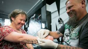 Δωρεάν τατουάζ σε γυναίκα με σύνδρομο down