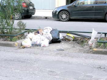 Ο κάδος έφυγε, τα σκουπίδια έμειναν