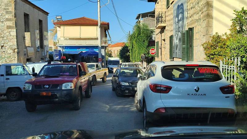 Παράνομη στάθμευση και στάση μπροστά από το Δημαρχείο στην Καρδαμύλη