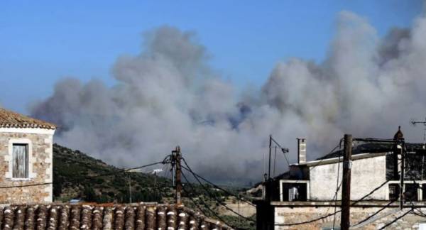 Πυρκαγιά στη Μάνη: Μήνυμα του 112 για επιφυλακή - Ενισχύονται οι δυνάμεις