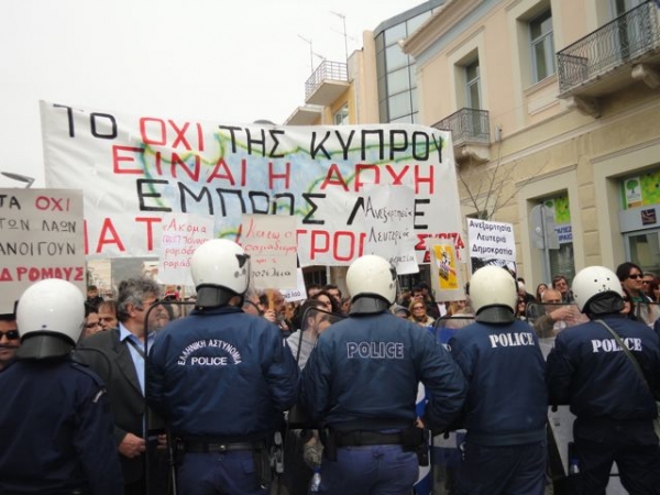 Διαμαρτυρία ΣΥΡΙΖΑ και ΕΠΑΜ στην Καλαμάτα. Μικροεπεισόδια στο τέλος της παρέλασης  (φωτογραφίες)