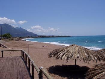 Ξήλωμα κατασκευών στην παραλία Καλού Νερού