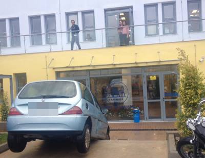 Αυτοκίνητο παραλίγο να μπει στο δημαρχείο Καλαμάτας!