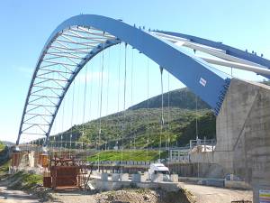 Από τον παλιό δρόμο στο  Παραδείσια - Τσακώνα όταν συναρμολογείται η νέα γέφυρα