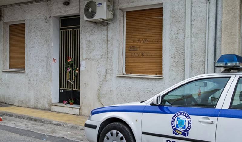 Πάτρα: Ποιοι μπήκαν στο σπίτι της Ρούλας Πισπιρίγκου και του Μάνου Δασκαλάκη - Βγήκαν κρατώντας μαύρες σακούλες