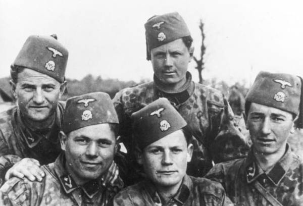 Φέσι και αγκυλωτός σταυρός - Mουσουλμάνοι εθελοντές πολέμησαν στο πλευρό των Waffen SS
