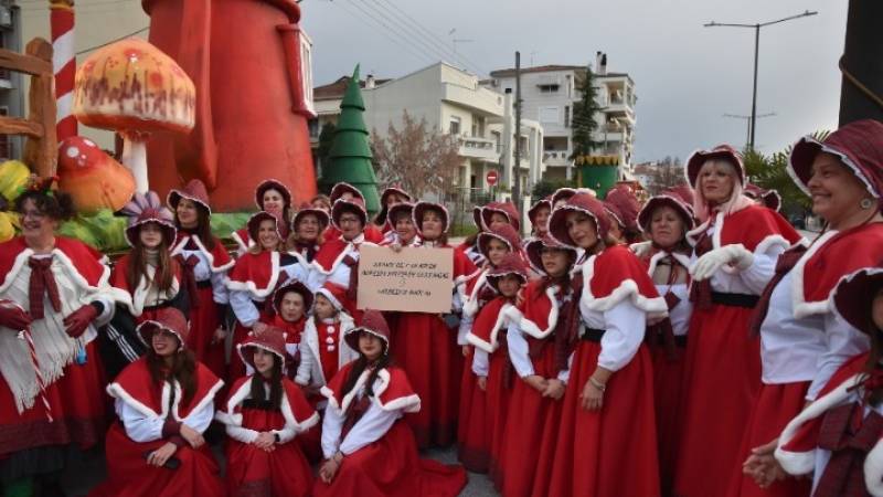 Λάρισα: Πλήθος κόσμου στη Χριστουγεννιάτικη Παρέλαση της πόλης