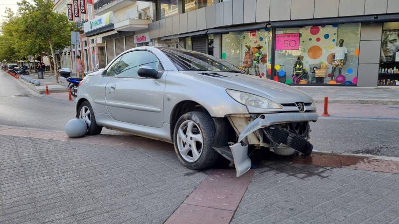 Ζημιές σε αυτοκίνητο που… καβάλησε στην πλατεία Καλαμάτας