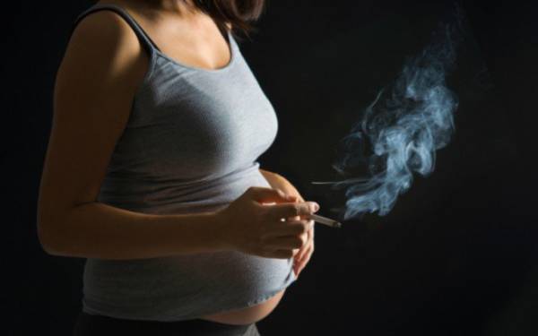 Έρευνα: Το κάπνισμα της μητέρας πριν και μετά τη σύλληψη συνδέεται με καθυστέρηση στην ανάπτυξη του εμβρύου