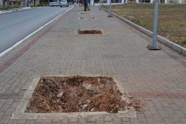 Επικίνδυνες παγίδες σε πεζοδρόμιο της Κυπαρισσίας 