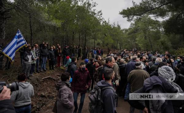 Λέσβος: Αντιδράσεις για κλειστή δομή μεταναστών - Κάτοικοι έκαψαν μηχανήματα