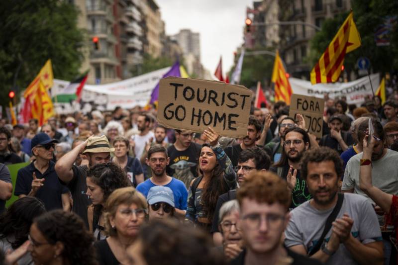 Οι Ισπανοί γυρνάνε την πλάτη στον υπερτουρισμό και στέλνουν τους τουρίστες σπίτια τους (βίντεο)