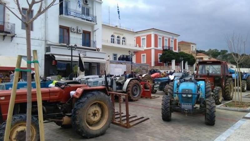 Σύσκεψη αγροτών στην πλατεία Χανδρινού