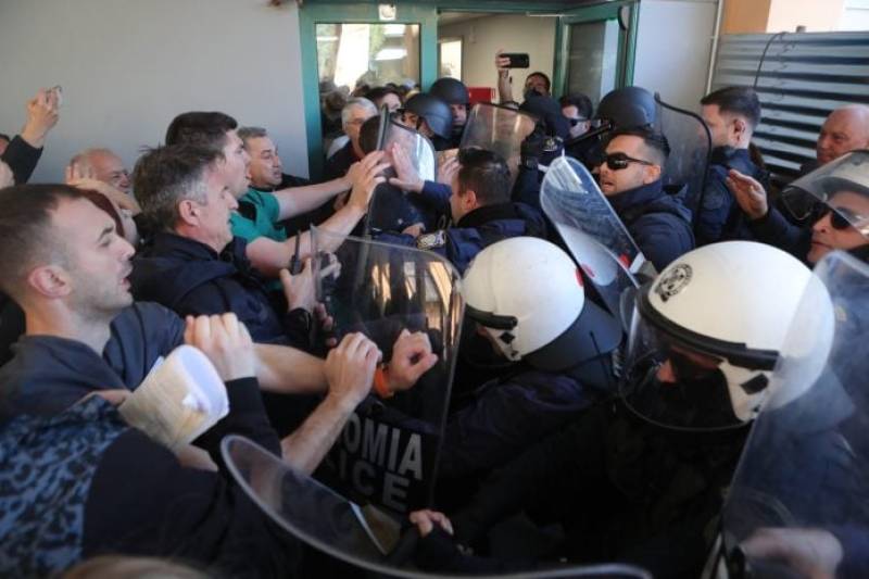 Επεισόδια κατά την επίσκεψη του Αδ. Γεωργιάδη στο νοσοκομείο Νίκαιας (Βίντεο)