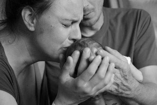 Σοκαριστικές και σπαρακτικές φωτογραφίες: Γονείς με τα μωρά τους για τελευταία φορά