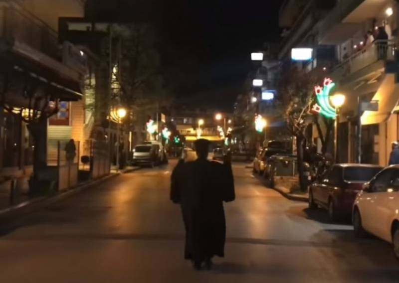 Θεσσαλονίκη: Ιερέας βγήκε μόνος στο δρόμο για το «Χριστός Ανέστη» (Βίντεο)