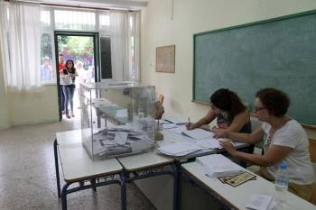 Προβάδισμα του "ΟΧΙ" δείχνουν οι εκτιμήσεις, που μεταδόθηκαν από Alpha, Mega, Ant1 και Star