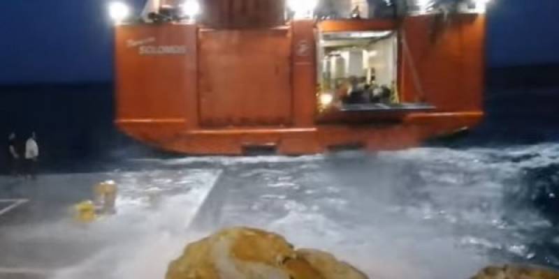 Σίκινος: Καρέ - καρέ η προσπάθεια του πλοίου «Διονύσιος Σολωμός» να δέσει στο λιμάνι (Βίντεο)