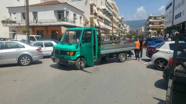 Τροχαίο με φορτηγάκια έξω από το Διοικητήριο στην Καλαμάτα