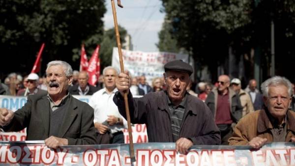 Παναττικό συλλαλητήριο συνταξιούχων στην πλατεία Κλαυθμώνος