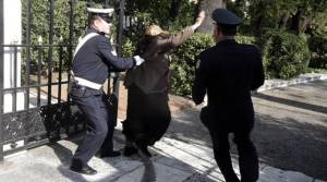 Μέχρι τον κήπο του Προεδρικού Μεγάρου εισέβαλε η Ελένη Λουκά και συνελήφθη