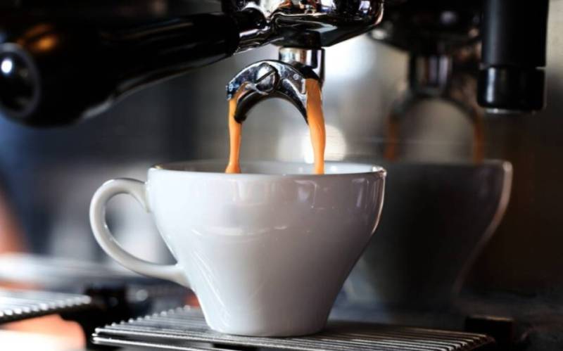 «Φαρμάκι» ο καφές: ΦΠΑ 13% για take away &amp; delivery, 24% στο... τραπέζι (βίντεο)