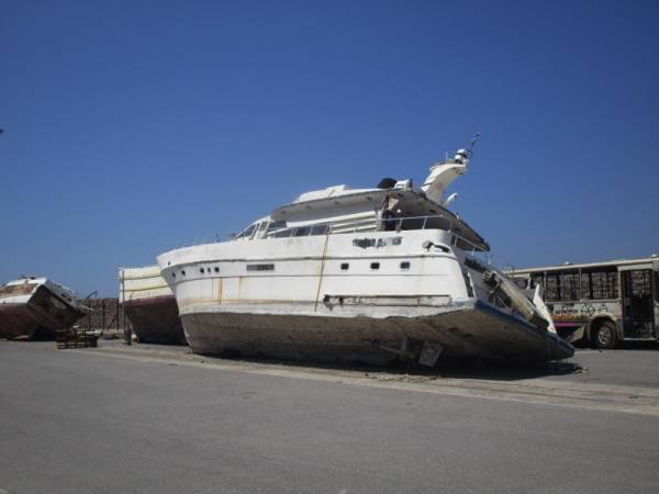 Αποκρουστική η εικόνα του νεκροταφείου σκαφών στο λιμάνι της Καλαμάτας (φωτογραφίες)