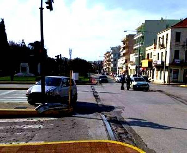 Καλαμάτα: Τροχαίο ατύχημα μεταξύ Ι.Χ. στην οδό Αρτέμιδος - Το ένα έπεσε σε φανάρι (Φωτογραφία)