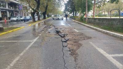 Καλαμάτα: &quot;Έσκασε&quot; ο δρόμος στον παράδρομο του πάρκινγκ του Νέδοντα