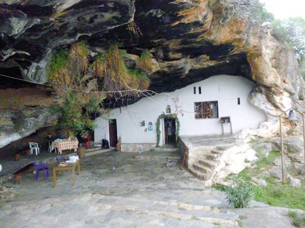 Στη σπηλιά του Αγιοχαράλαμπου