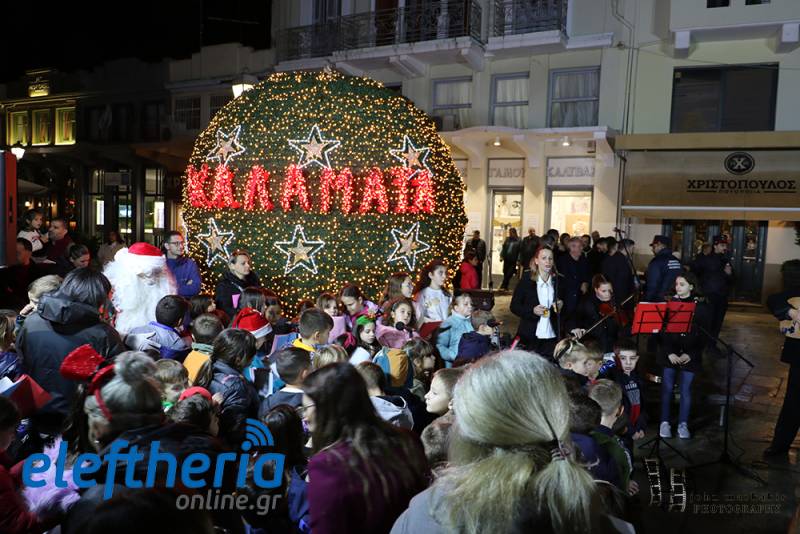 Καλαμάτα: Φωταγωγήθηκε η χριστουγεννιάτικη μπάλα στην 23ης Μαρτίου (φωτογραφίες)