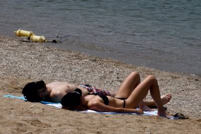 Ο καύσωνας «έβρασε» και τη θάλασσα: Στους 28 βαθμούς το νερό