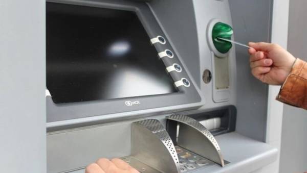 Συνελήφθη σπείρα που υπέκλεπτε στοιχεία τραπεζικών καρτών με μηχανισμούς skimming και κάμερες