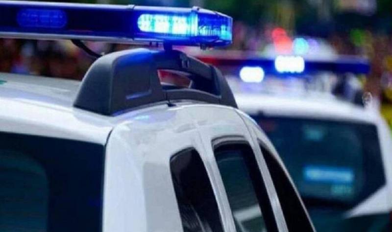 Συμπλοκή με πυροβολισμούς έξω από μπαρ στο Περιστέρι για μια γυναίκα