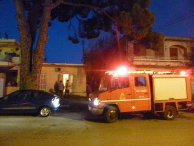 Φωτιά από τζάκι σε σπίτι στην οδό Ηρώων (βίντεο)