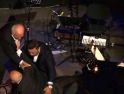 Ηρώδειο: Ο Μίμης Πλέσσας έπεσε στη σκηνή (Βίντεο)