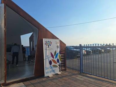 Χρήσιμο και φέτος το τουριστικό περίπτερο του Δήμου Καλαμάτας στο λιμάνι - Ιδανικό το βράδυ, αποτρεπτικό τη μέρα
