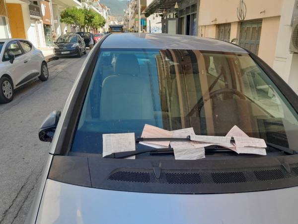 Καλαμάτα: Θέατρο παραλόγου με παρκαρισμένο αυτοκίνητο στην Αριστοδήμου