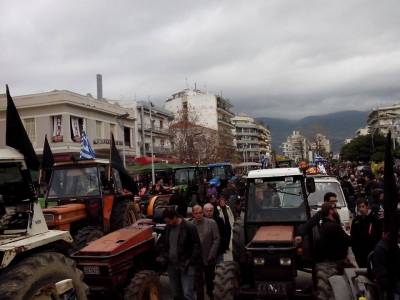 Μεγάλες απεργιακές συγκεντρώσεις - Δεκάδες τρακτέρ στην πλατεία της Καλαμάτας (φωτογραφίες)
