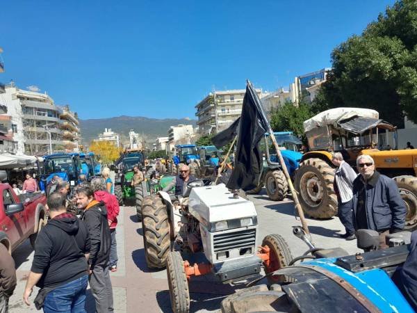 Διαμαρτυρία πατατοπαραγωγών από τη Μεσσήνη στην κεντρική πλατεία Καλαμάτας (βίντεο-φωτογραφίες)