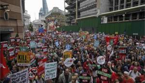 Διαδήλωση κατά της λιτότητας στο Λονδίνο με συμμετοχή χιλιάδων ακτιβιστών