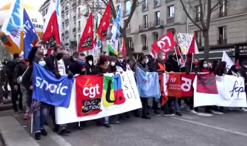 Γαλλία: Δεκάδες χιλιάδες εκπαιδευτικοί στους δρόμους κατά της κυβερνητικής στρατηγικής για την Covid-19 στα σχολεία