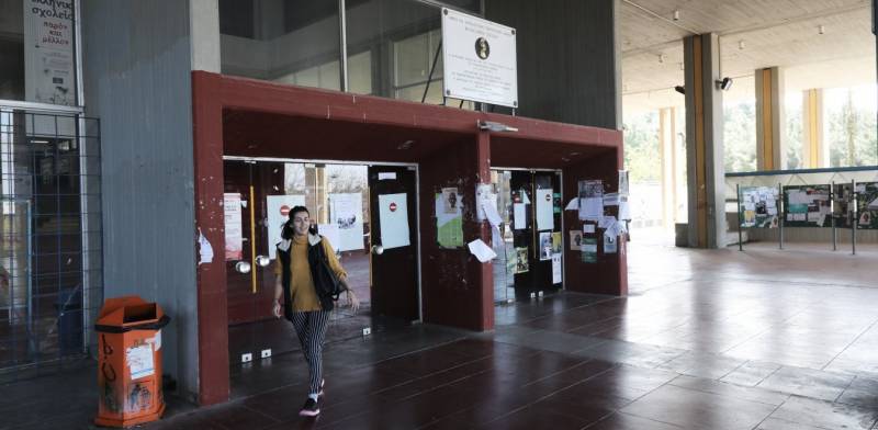 Εμβολιασμός - Κεραμέως: Πιθανόν μόνο εμβολιασμένοι φοιτητές στα αμφιθέατρα