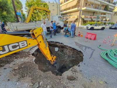 Καλαμάτα: Καθίζηση στην οδό Κρήτης από βλάβη σε κεντρικό αγωγό αποχέτευσης - Εργασίες αποκατάστασης
