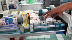 Πρόστιμα έως 5.000 ευρώ και αποκλεισμός από τη συνταγογράφηση για τους φαρμακοποιούς που δεν χορηγούν γενόσημα